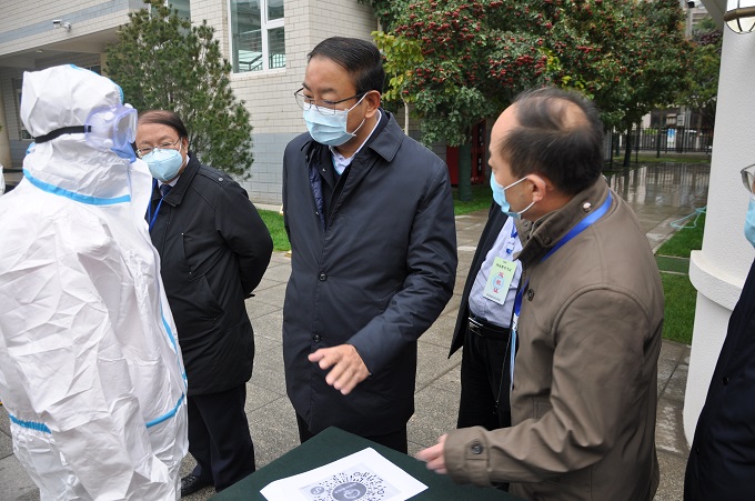 10月23日，副省长、省招委会主任张世珍到兰州市第十四中学考点调研督导甘肃省2021年全国成人高考疫情防控和考试组织工作，省政府副秘书长、省招委会副主任王晓阳，省委教育工委书记、省教育厅党组书记、厅长、省招委会副主任王海燕陪同调研督导。.jpg
