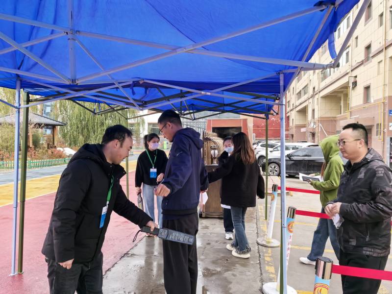 甘南州考区合作一小考点进行入场安检.jpg